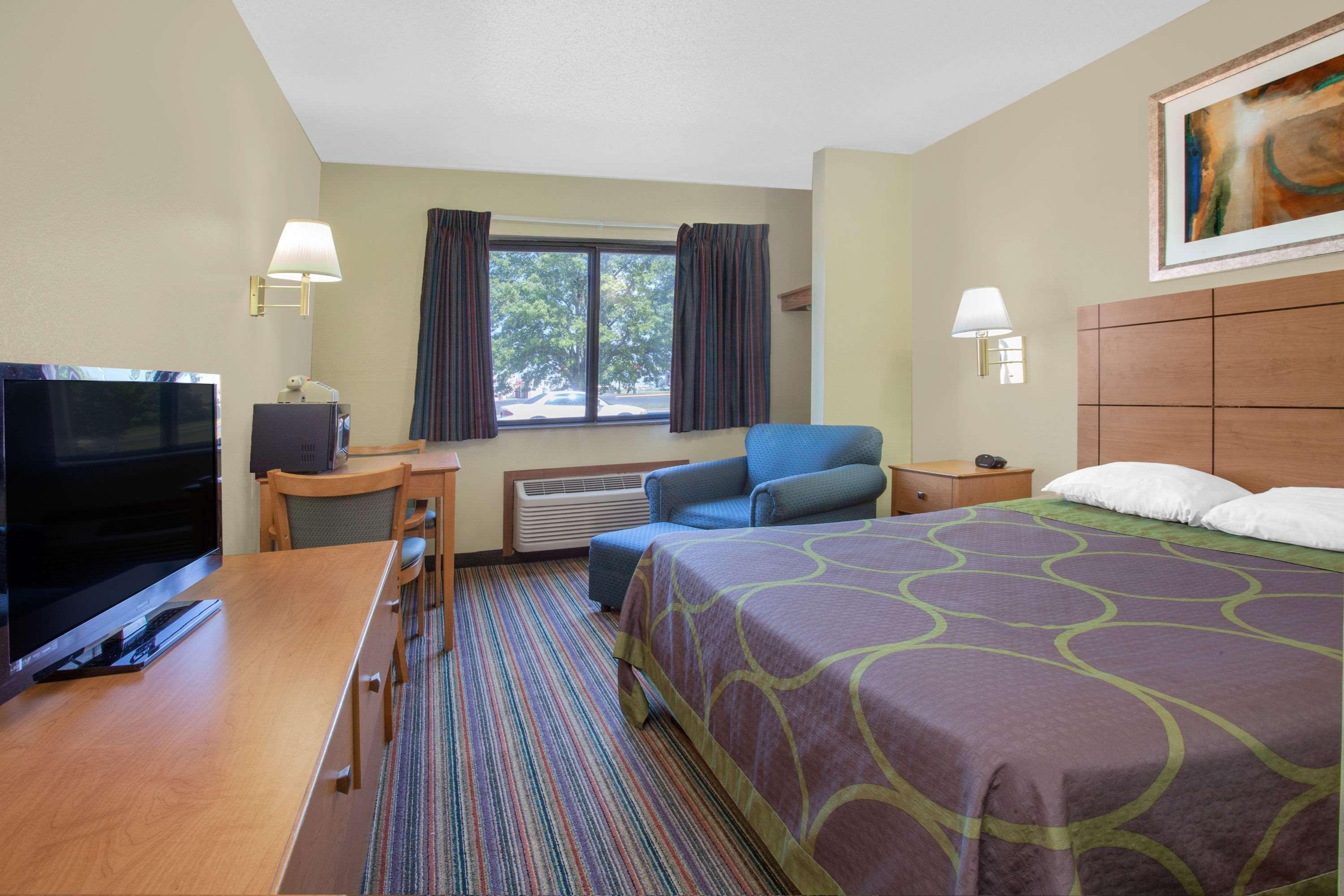 ซูเปอร์ 8 บาย วินด์แฮม อีแวนสวิลล์ อีสต์ Hotel เอวันส์วิลล์ ภายนอก รูปภาพ